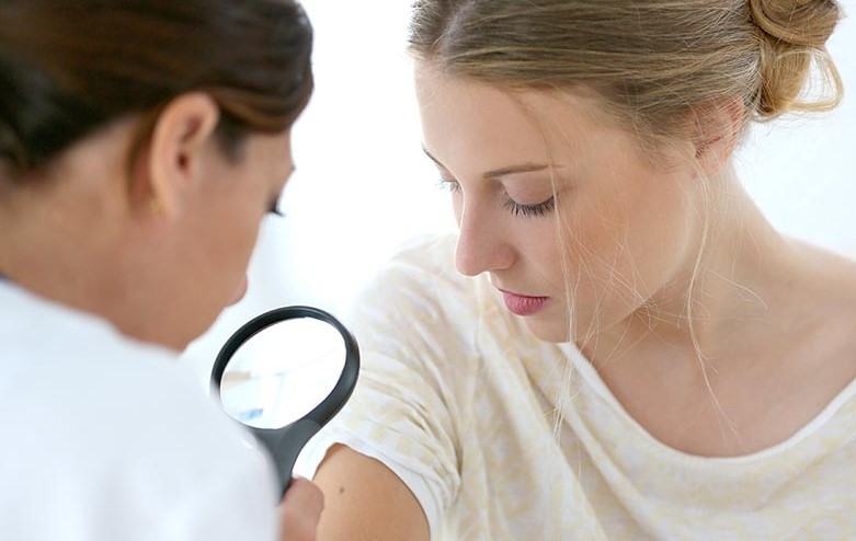 Diagnóstico clínico de enfermedades dermatológicas.