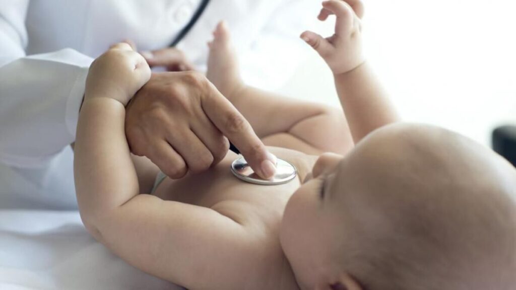 ¿Cuál es la causa de bronquiolitis en lactantes y niños pequeños?