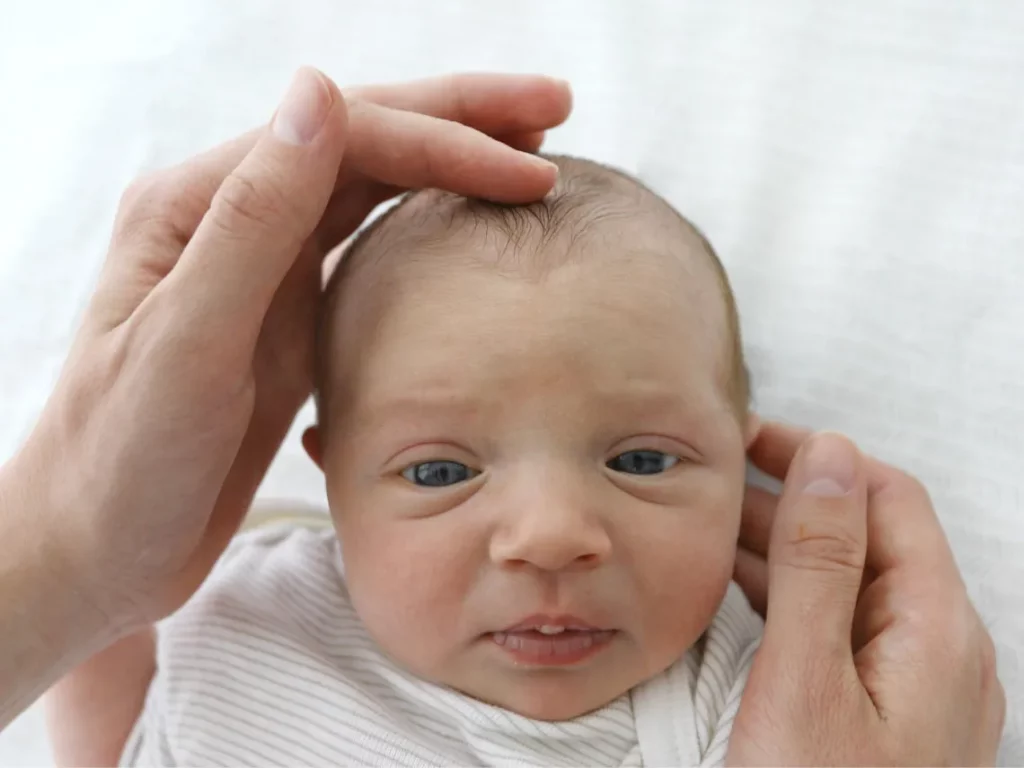 Exploración de la cabeza en el recién nacido