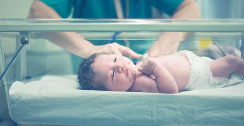 ¿Cuáles son los factores de riesgo para sepsis neonatal?