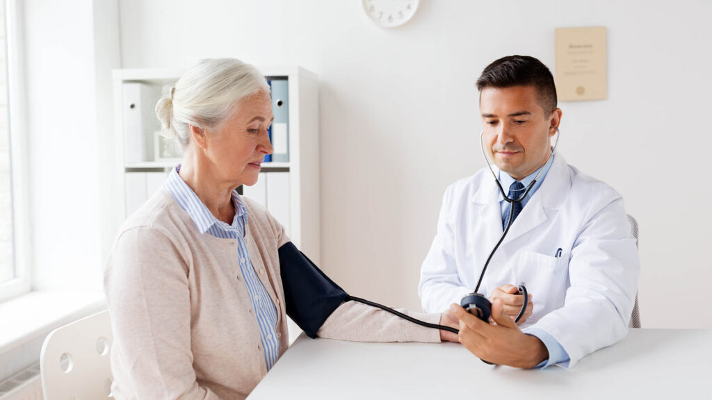 ¿Cómo afecta la hipertensión al corazón y al cerebro?