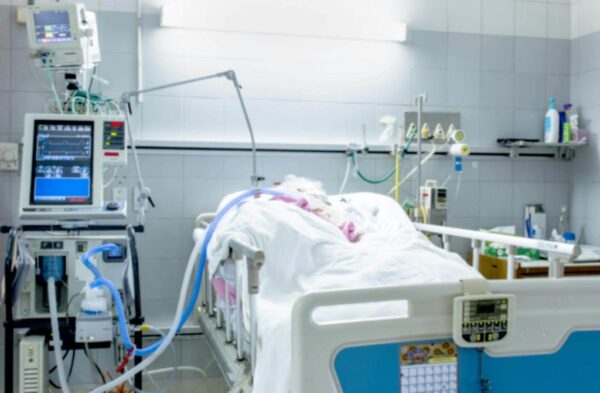 ¿Qué causa la falla orgánica múltiple en pacientes quemados?