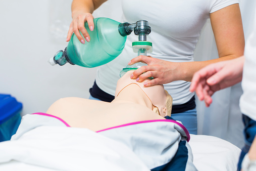 Ventilación con el dispositivo bolsa-mascarilla durante la RCP
