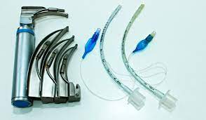 Preparar el equipo para intubación