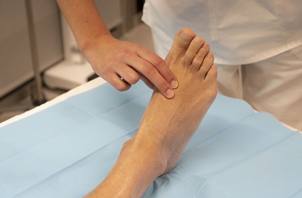 ¿Cómo se palpa la arteria dorsal del pie?