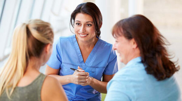 Acompañante durante la exploración de un paciente