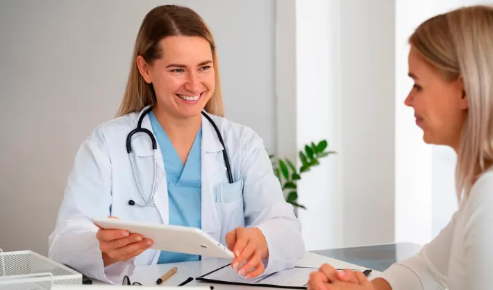 El médico especialista, en el contexto de la medicina contemporánea, se distingue como un profesional altamente capacitado que ha completado una formación médica