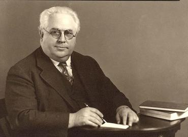 William Bovie desarrolló un dispositivo quirúrgico conocido como bisturí eléctrico Bovie.