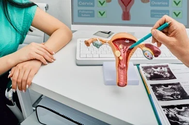 Términos en patología para las características, causas, mecanismos y efectos de la enfermedad.