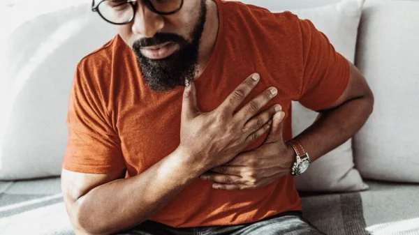 Diagnóstico diferencial de síntomas cardiacos.