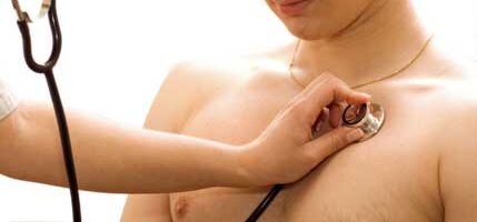 Un segundo ruido cardíaco pulmonar sugiere hipertensión pulmonar.