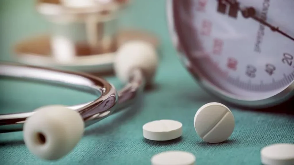 ¿Quién debería ser tratado con medicamentos para la hipertensión arterial?